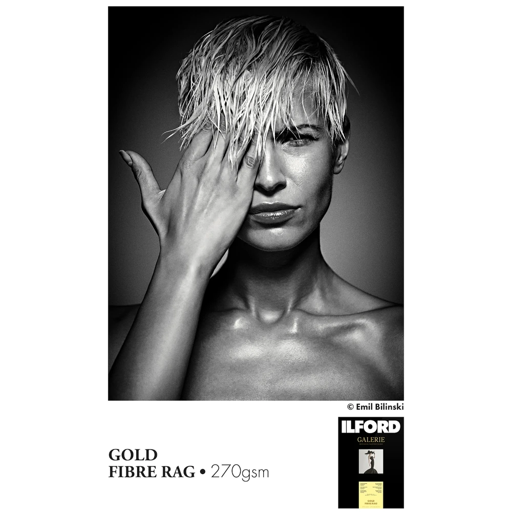 Czarno biała odbitka portretowa pokazująca charakter papieru Ilford Galerie Gold Fibre Rag